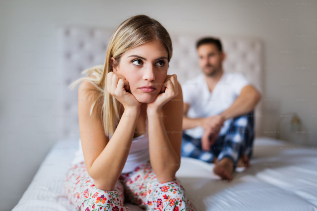 afwijzing - verbinding -EmotieGids - https://unsplash.com/photos/young-unhappy-couple-having-problems-in-their-relationship--PElTq5s-ic