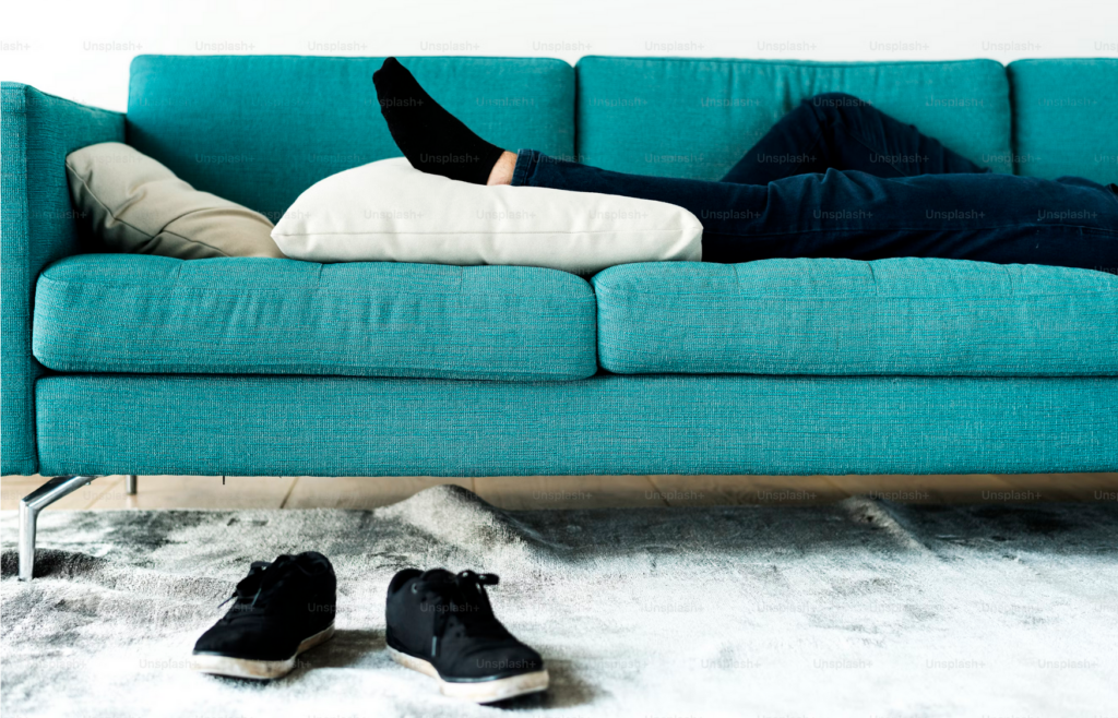 boze peuter - Hoe ga jij met je emoties om - EmotieGids
man op bank