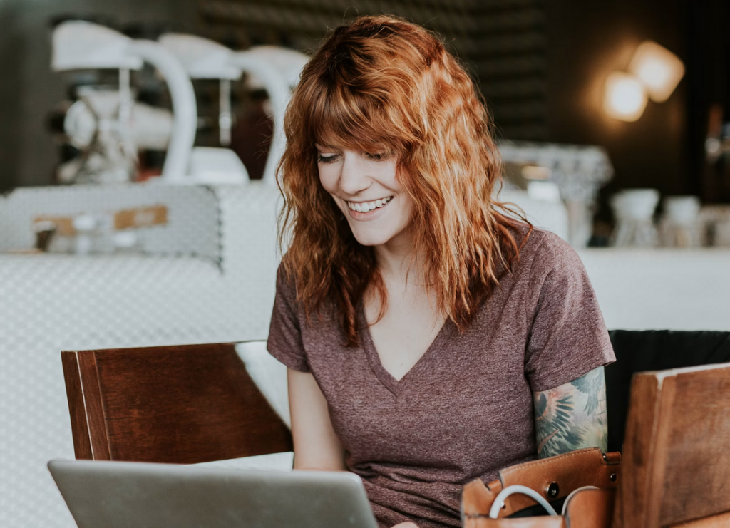 Reviews over de EmotieGids - blije vrouw achter computer