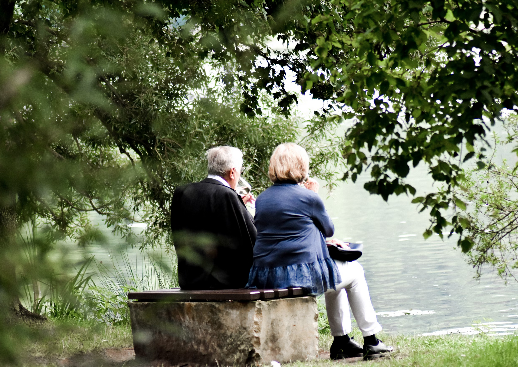 Hoe help je je ouders als je er niet voor ze kunt zijn? Omdenken!